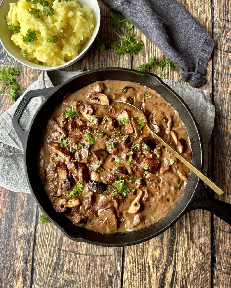 Bøf Stroganoff - simreret med oksekød og champignoner i flødesauce. Serveret med kartoffelmos.