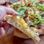 Pizza Salsiccia: Lækker italiensk pizza med krydret pølse, kartofler og creme fraiche