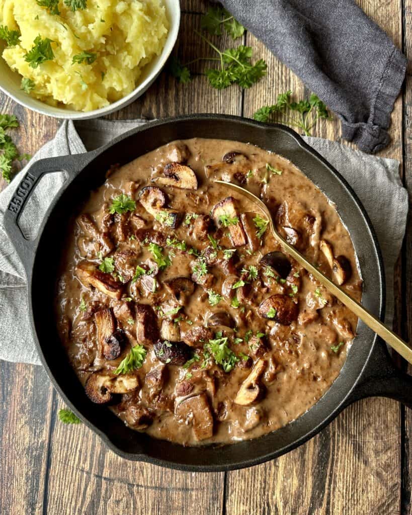 Bøf Stroganoff - simreret med oksekød og champignoner i flødesauce. Serveret med kartoffelmos.