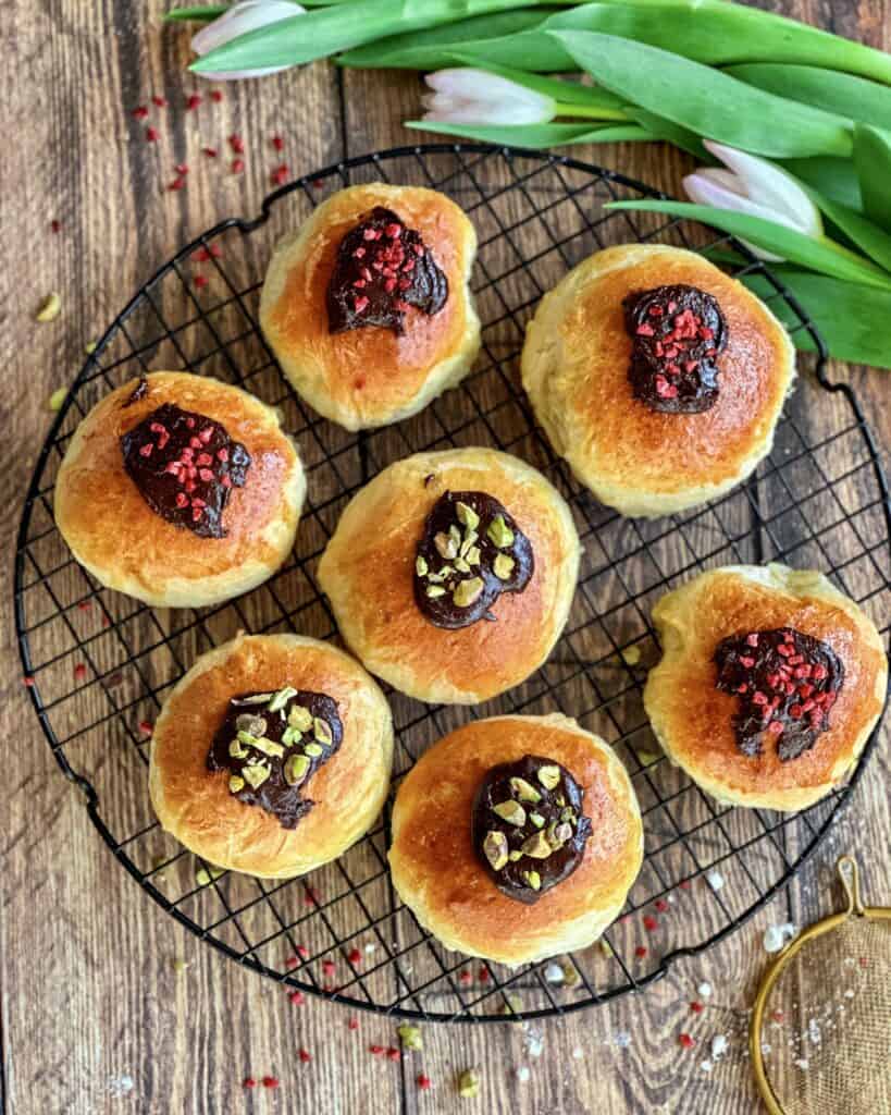 Fastelavnsboller - hjemmelavede gammeldags fastelavnsboller med creme og remonce.