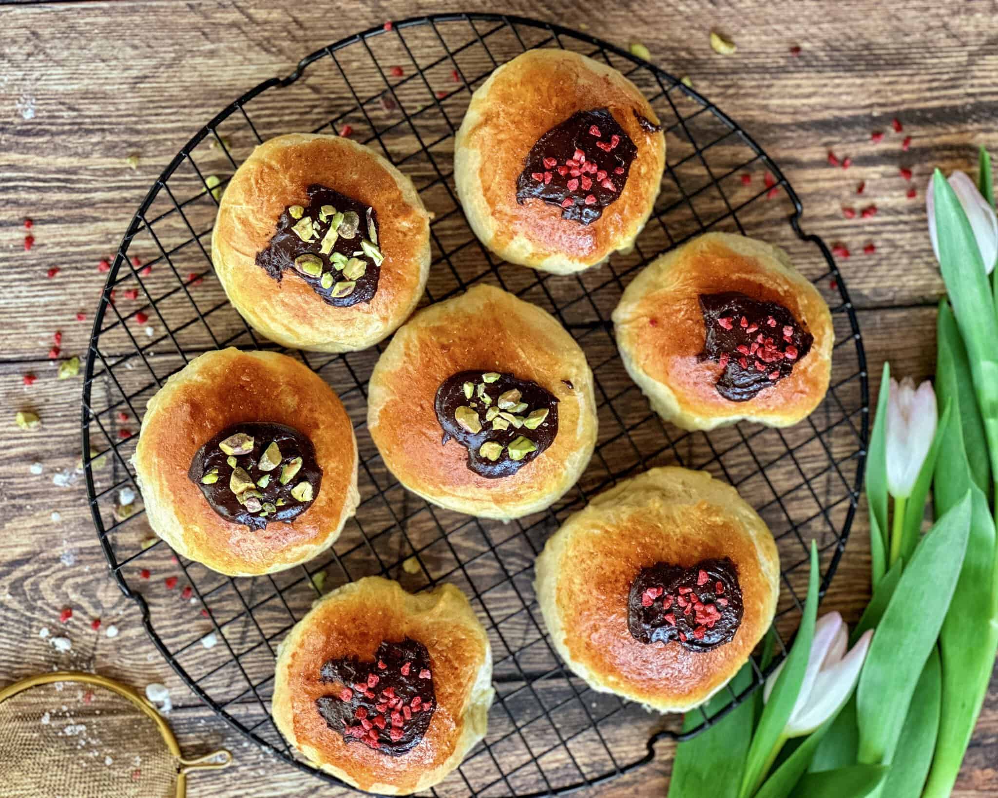 Fastelavnsboller - hjemmelavede gammeldags fastelavnsboller med creme og remonce.