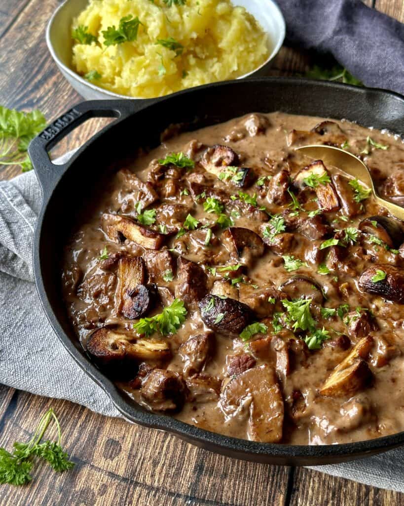 Bøf Stroganoff - simreret med oksekød og champignoner i flødesauce. Serveret med kartoffelmos.