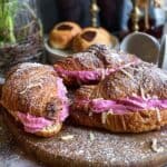 Croissant fastelavnsboller med syltetøj og blåbærskum.