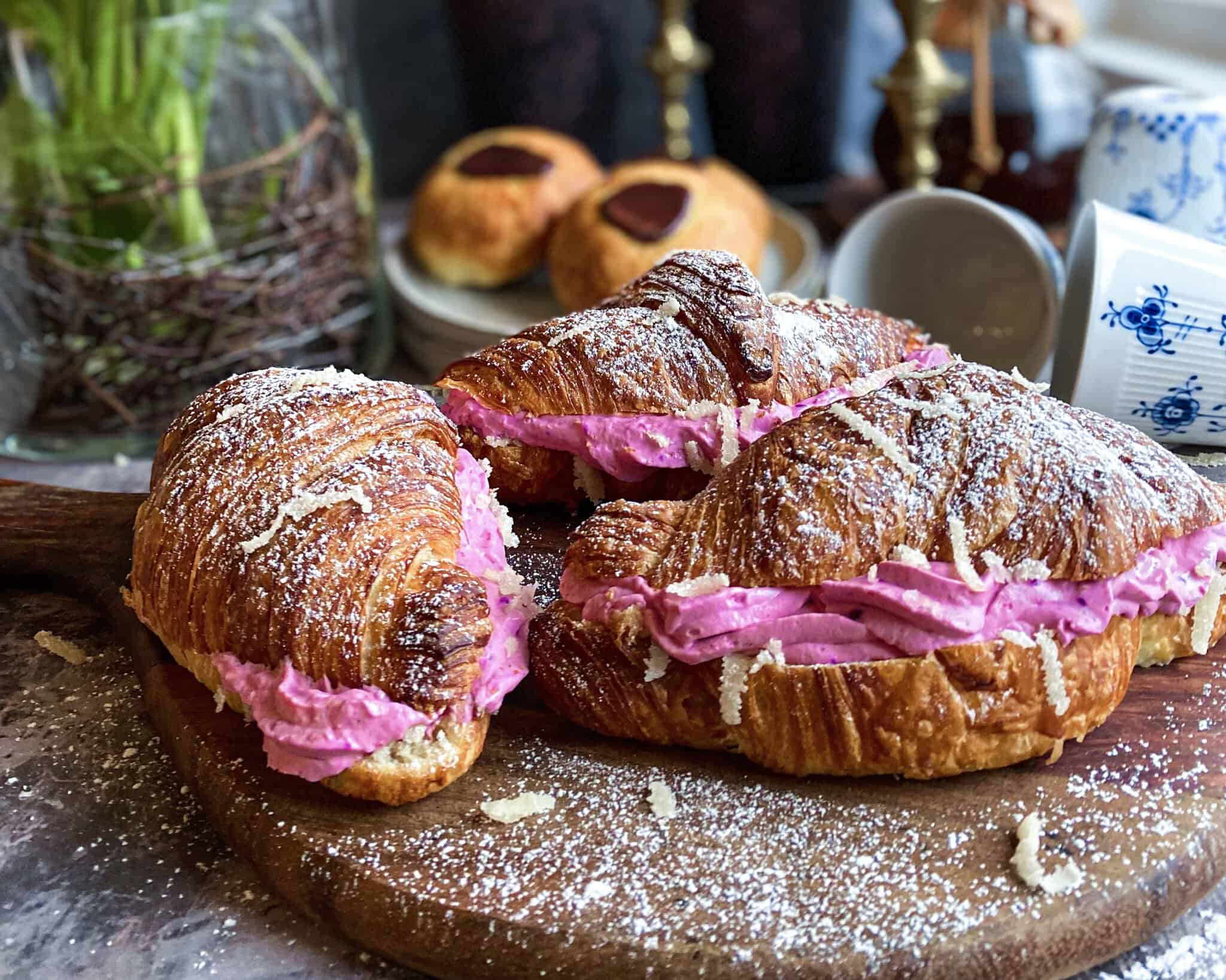 Croissant fastelavnsboller med syltetøj og blåbærskum.