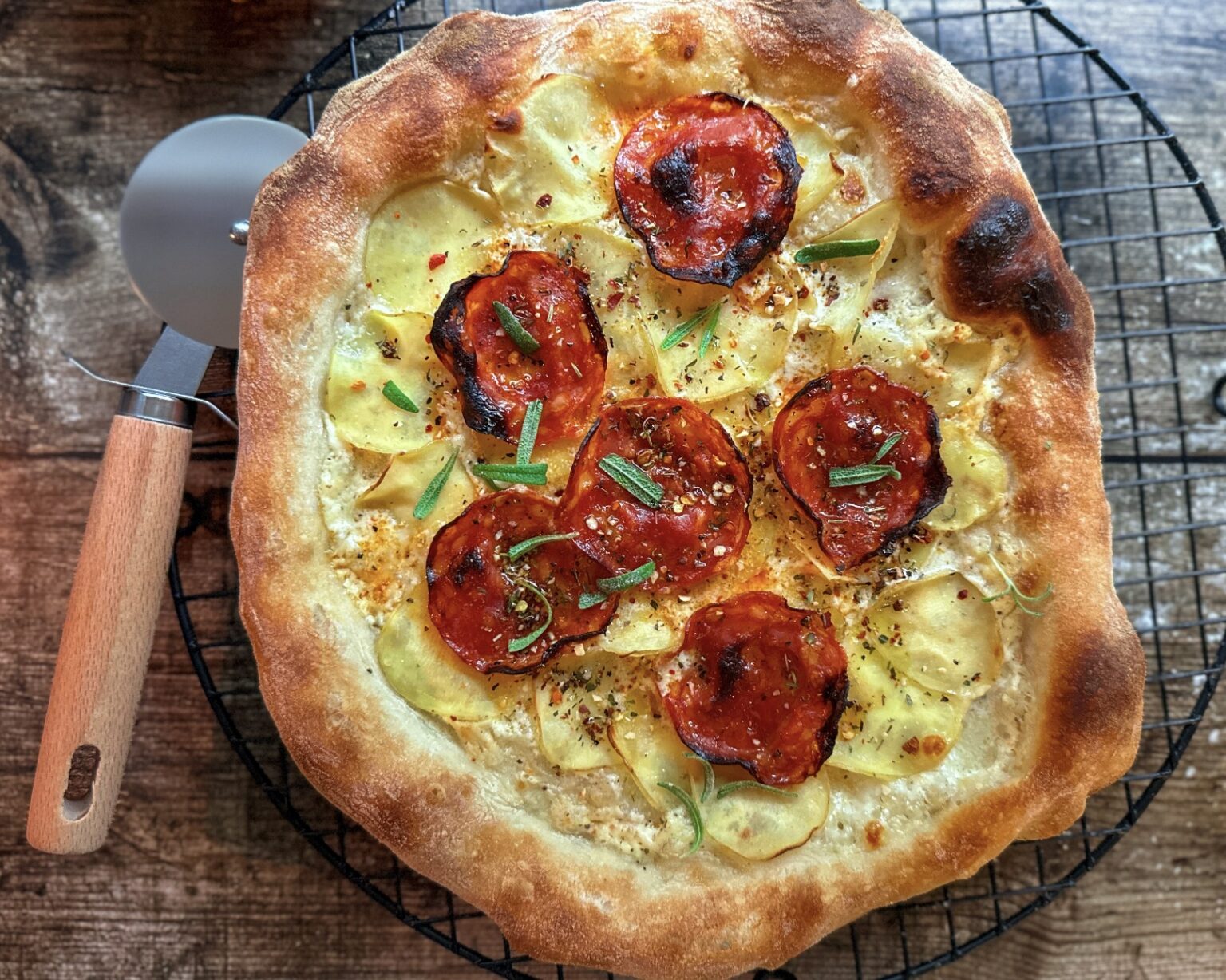 kartoffelpizza med pepperoni - Opskrift på hjemmelavet pizza