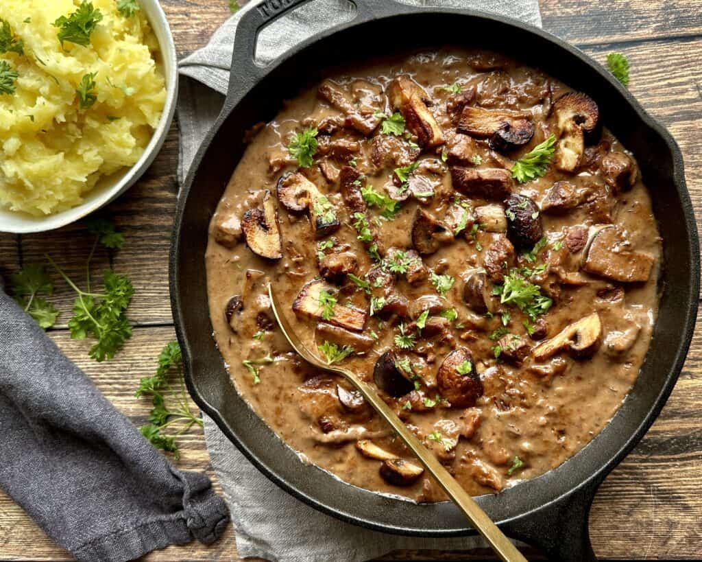 Bøf Stroganoff - simreret med oksekød og champignoner i flødesauce. Serveret med kartoffelmos.