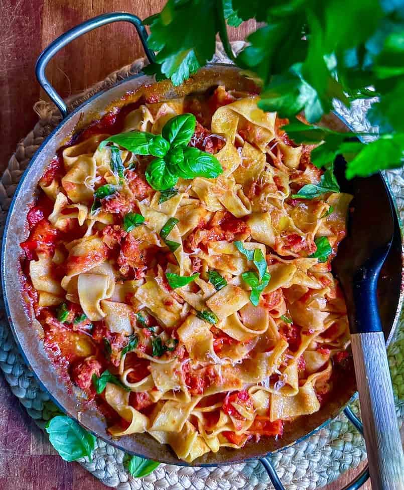 Pasta med salsiccia - Italiensk pastaret med krydret pølse og cremet tomatsauce.