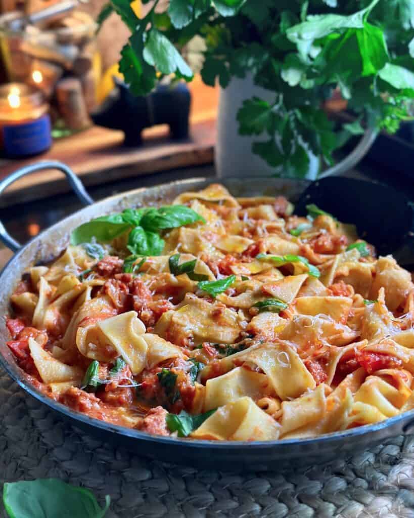 Pasta med salsiccia - Italiensk pastaret med krydret pølse og cremet tomatsauce.