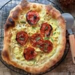Kartoffelpizza med pepperoni med hjemmelavet pizzadej