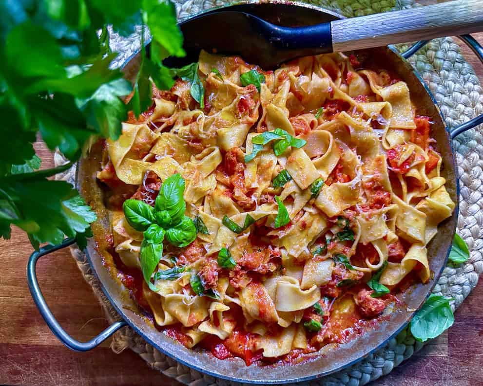 Pasta med salsiccia - Italiensk pastaret med krydret pølse og cremet tomatsauce.