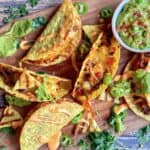 Mexicanske tacos serveret med stegt ananas og guacamole.