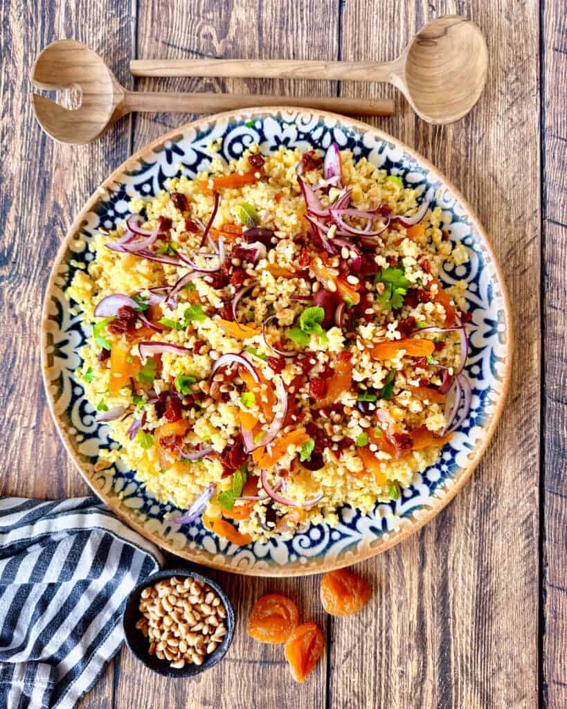 Tabouleh - Mellemøstlig salat med bulgur, soltørrede abrikoser og tomater.