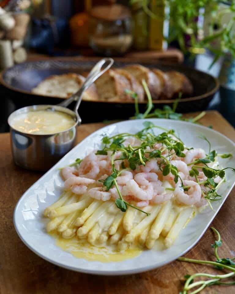 Dampede hvide asparges med rejer og sauce Mousseline