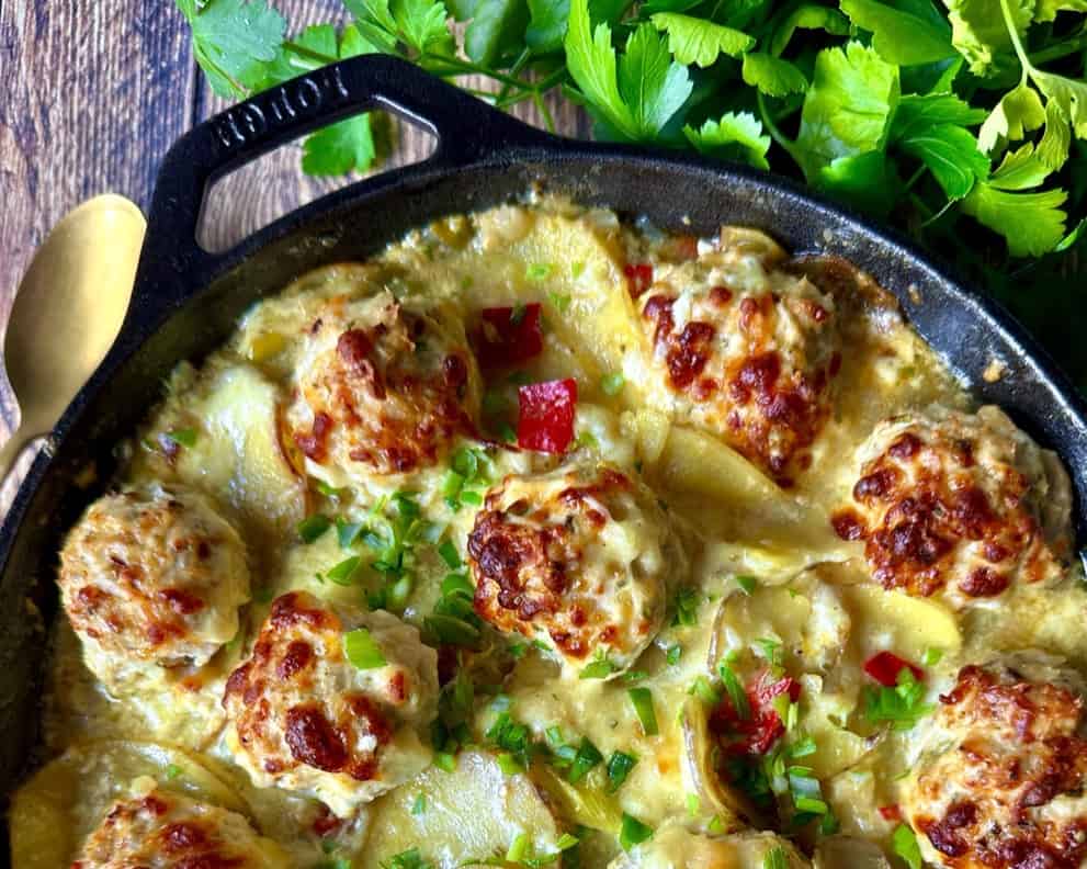 Kartoffelfad med grøntsager og store saftige kødboller.