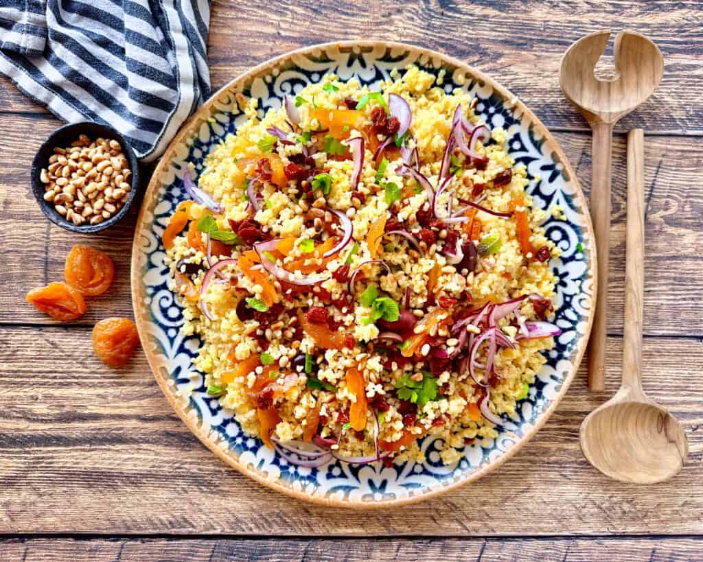 Tabouleh - Mellemøstlig salat med bulgur, soltørrede abrikoser og tomater.