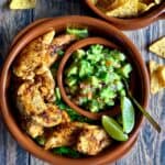 Lynstegt kylling med mexicanske krydderier og lækker avocadosalsa