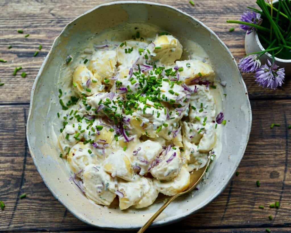 Nem opskrift på hjemmelavet klassisk kartoffelsalat med creme fraiche og purløg. Perfekt til sommerens grill eller frikadeller på en hverdag.