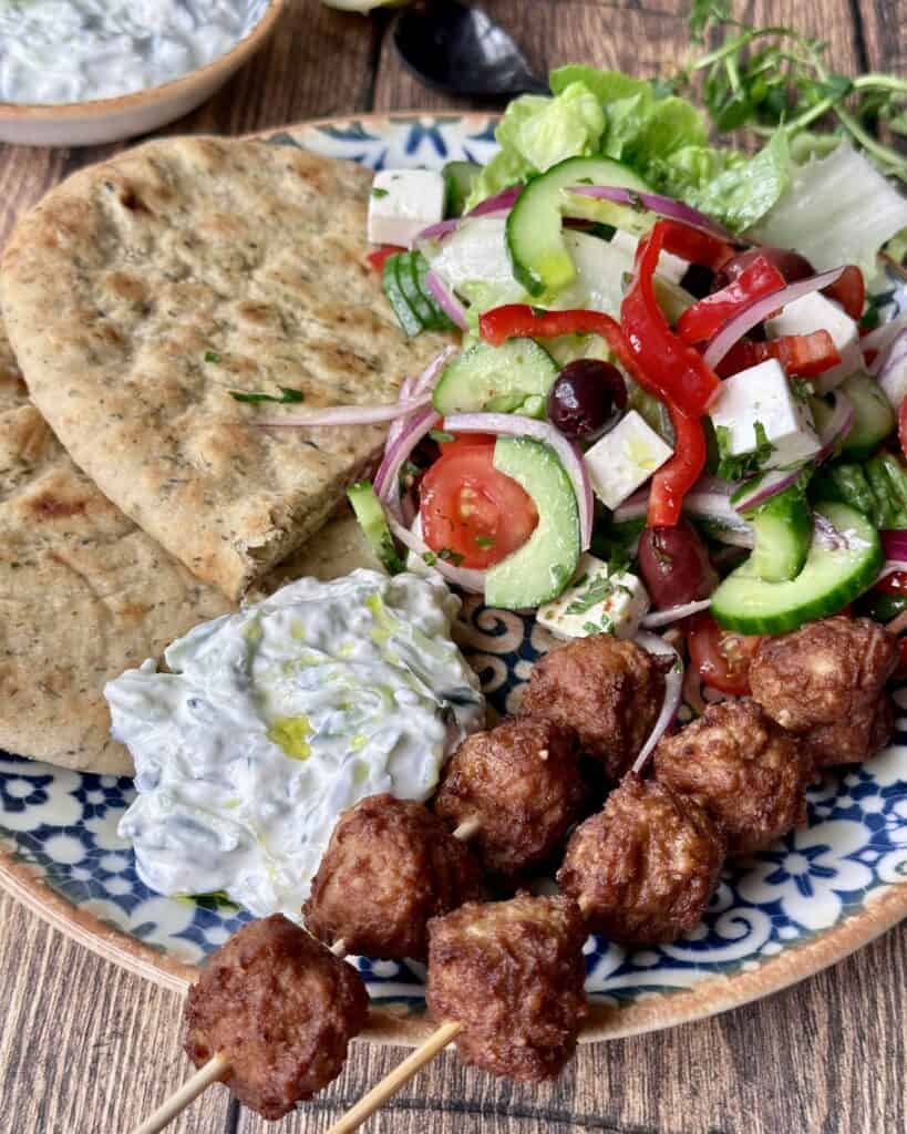 Opskrift på græske spyd med kødboller, græsk salat og tzatziki