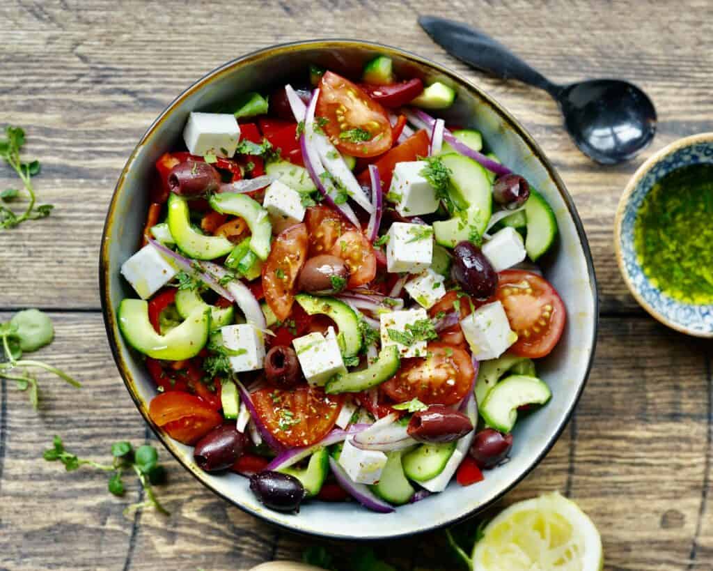 Opskrift på Græsk salat med fetaost og sorte oliven
