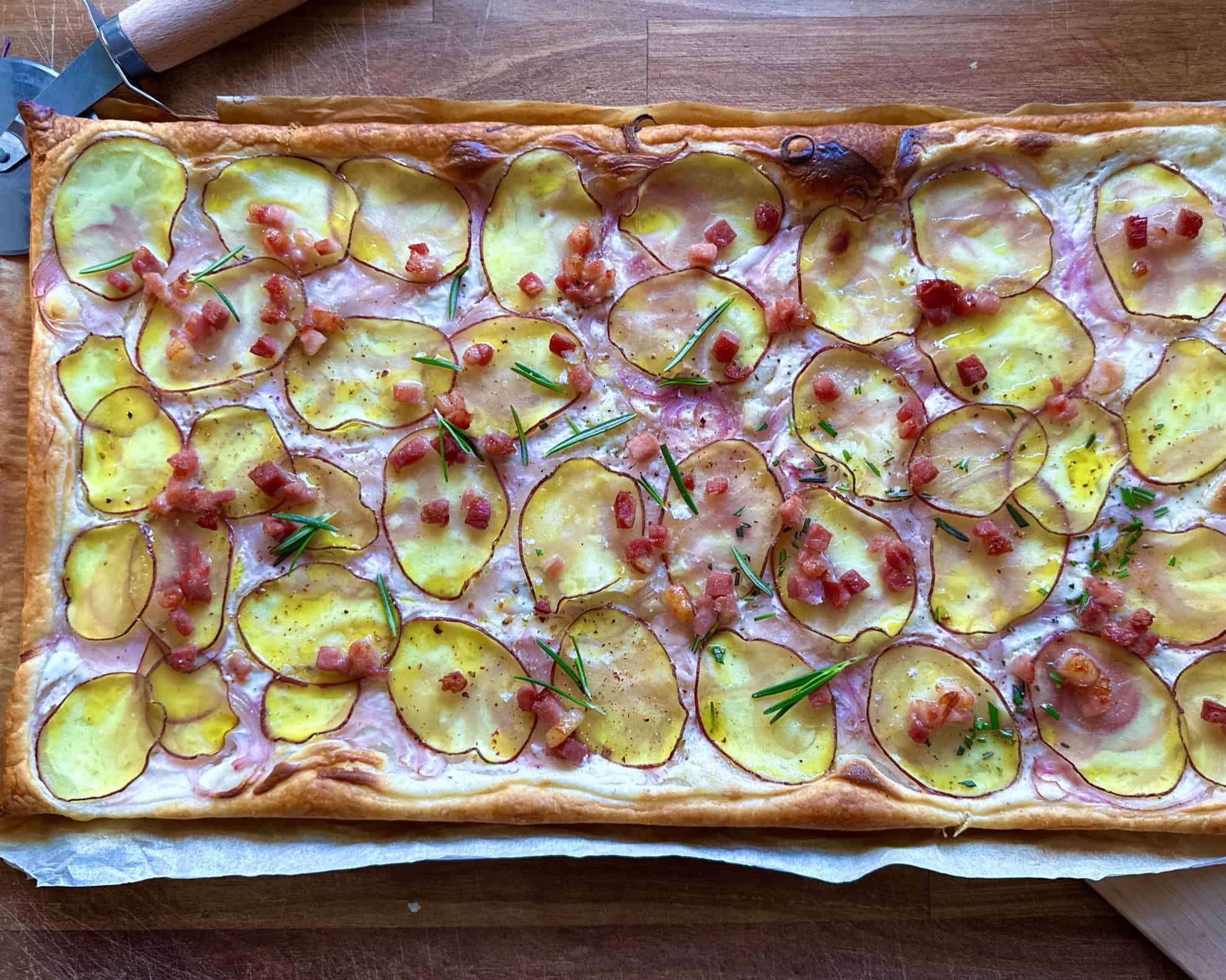 Nem opskrift på flammkuchen med færdig butterdej, kartofler og bacon