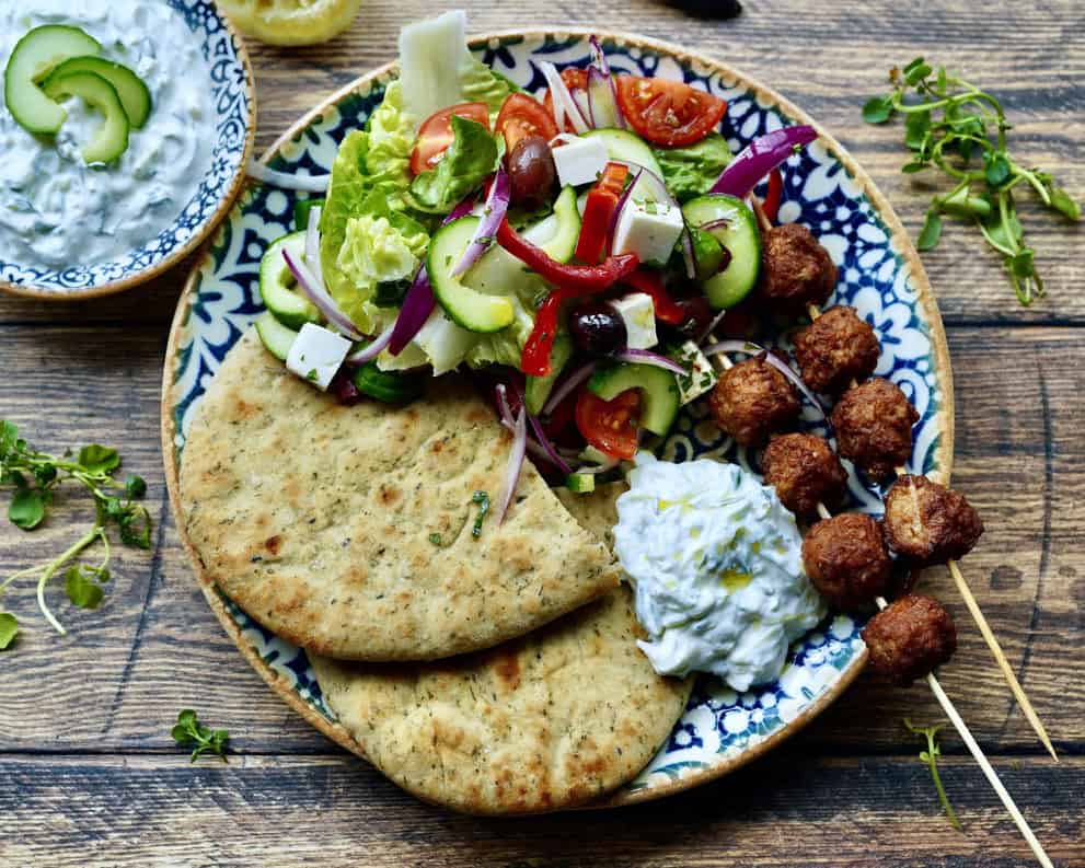 Græske spyd med salat, cremet tzatziki og bløde fladbrød