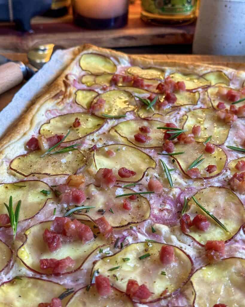 Nem opskrift på sprød flammkuchen med færdig butterdej, kartofler og bacon