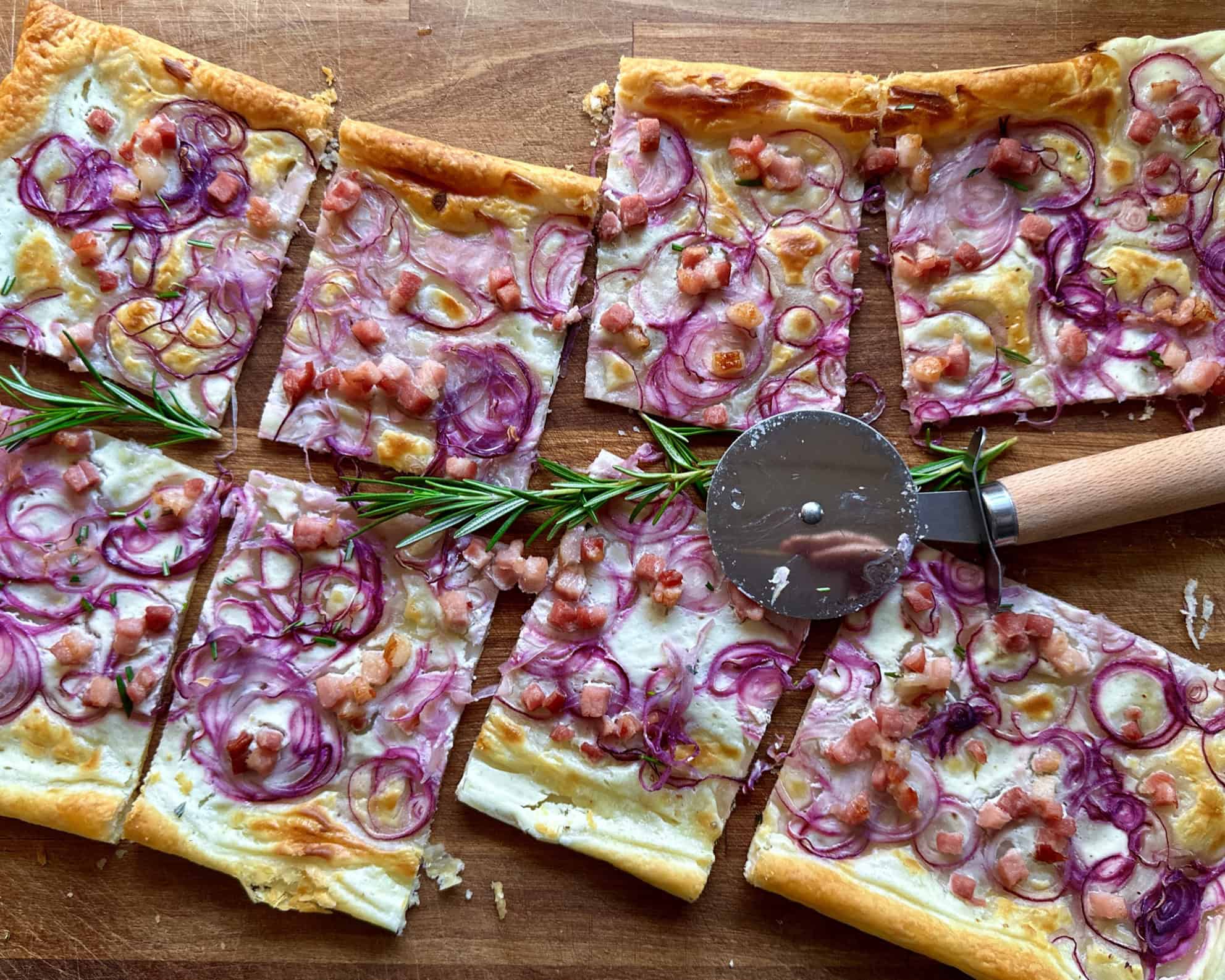 Opskrift på flammkuchen med færdiglavet butterdej, creme fraiche, løg og bacon