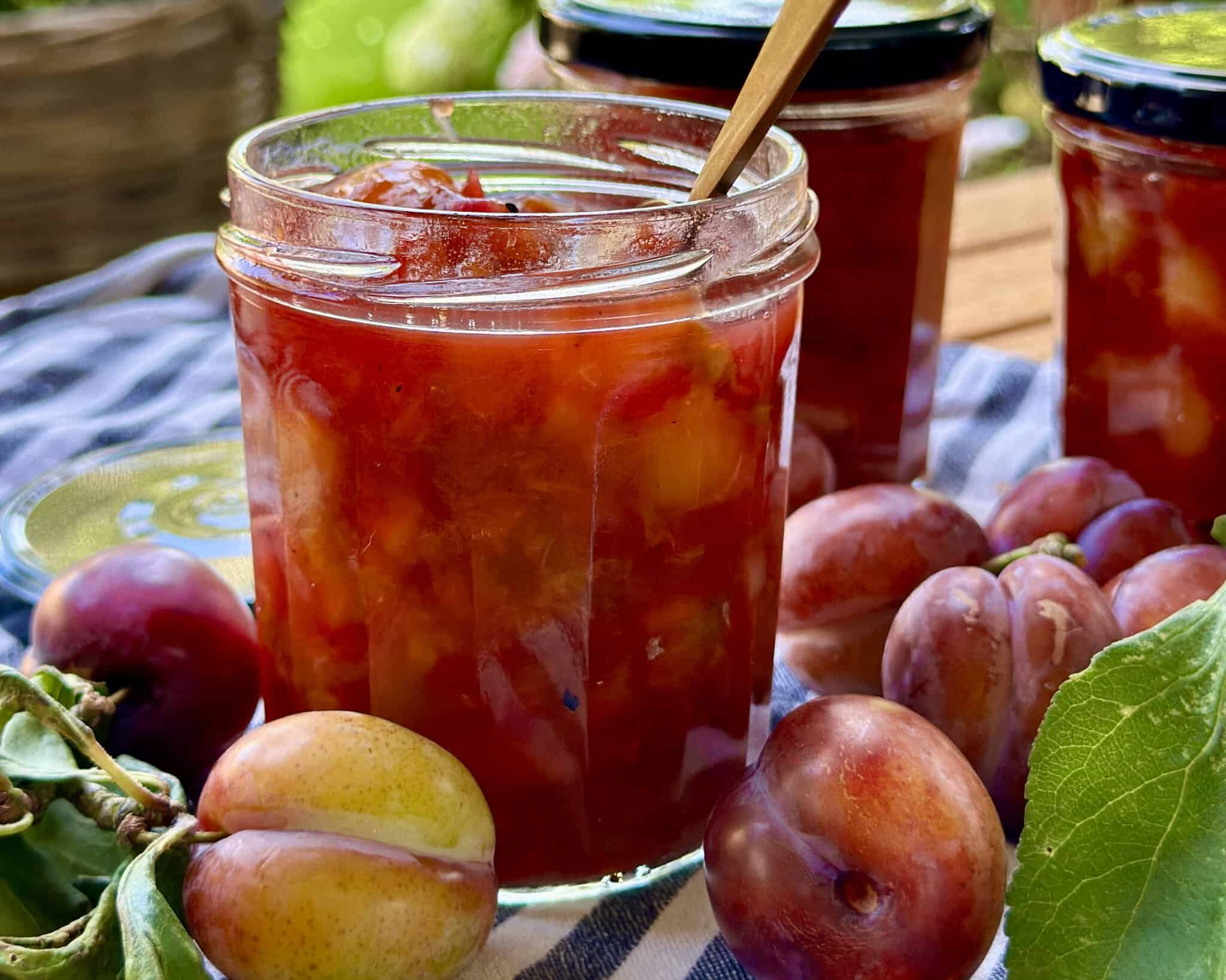 Hjemmelavet blommechutney med chili