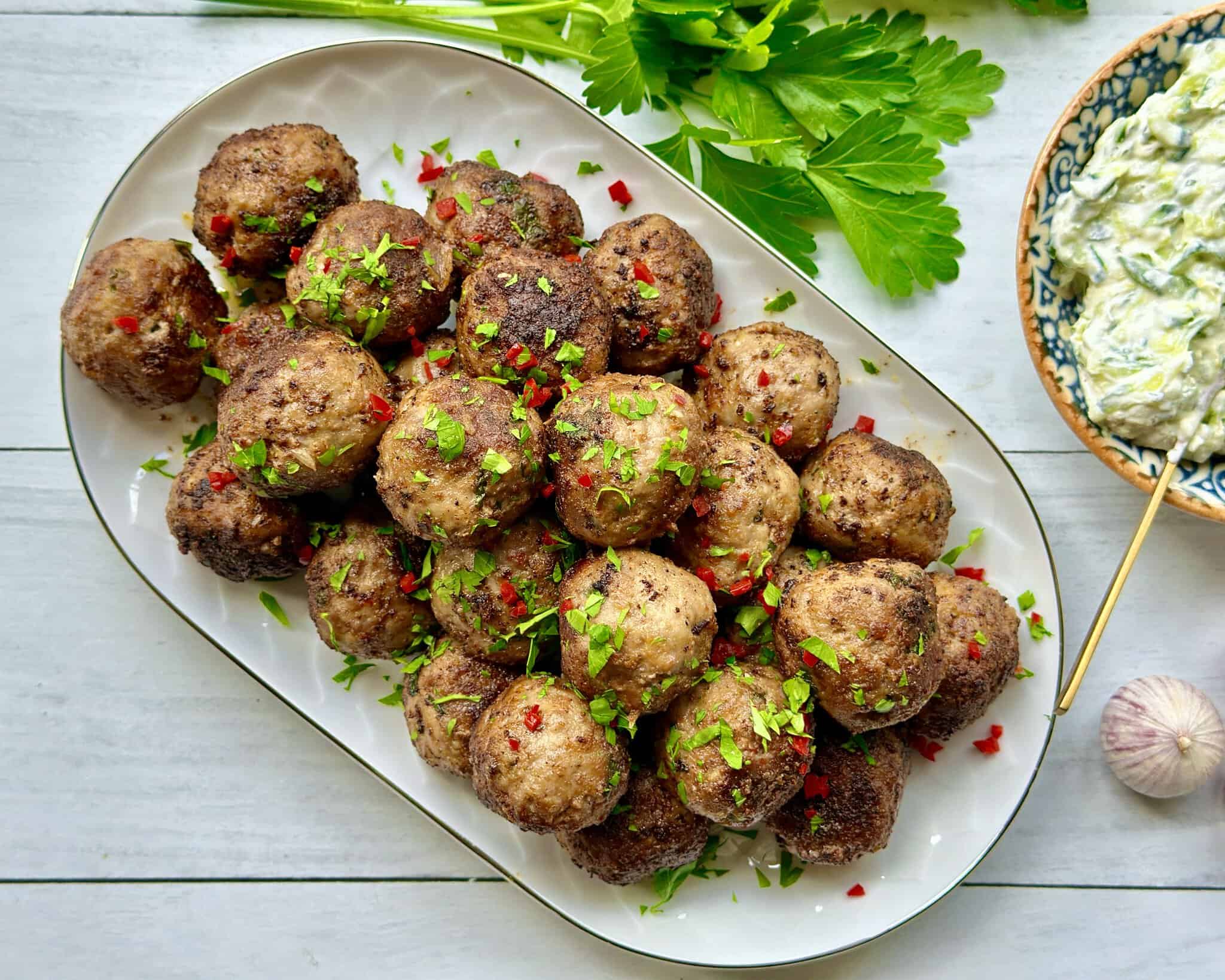 Opskrift på saftige og krydrede græske frikadeller