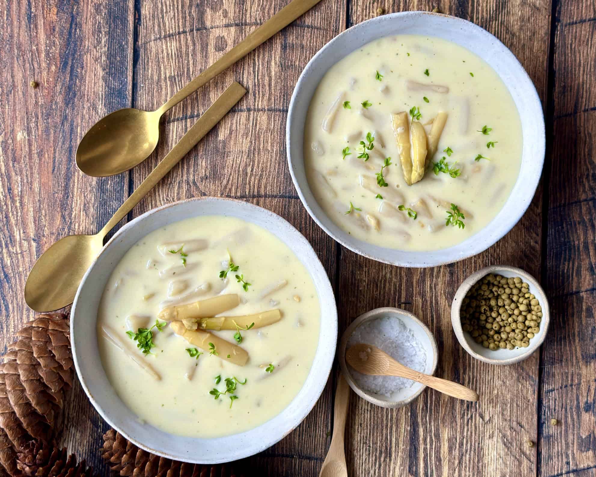 Aspargessuppe - hjemmelavet aspargessuppe serveret i skåle