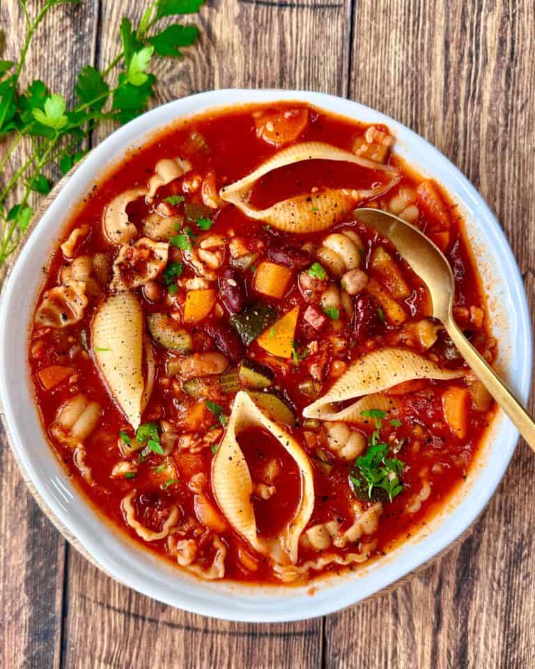 Minestronesuppe - opskrift på fyldig minestrone med pasta