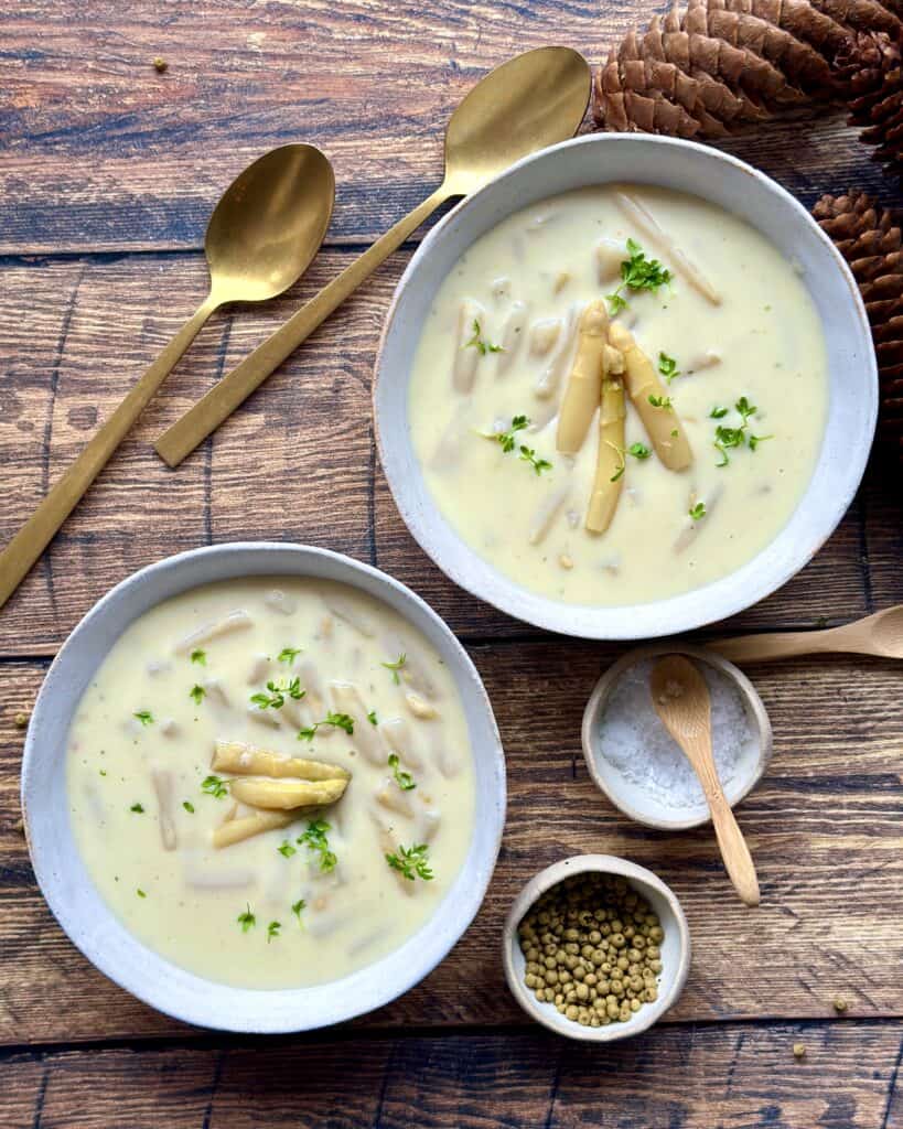 Aspargessuppe - hjemmelavet aspargessuppe serveret i skåle