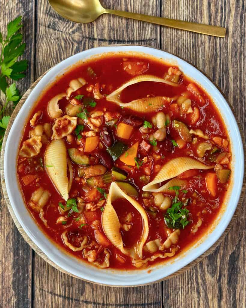 Minestronesuppe - Fyldig italiensk suppe med pasta