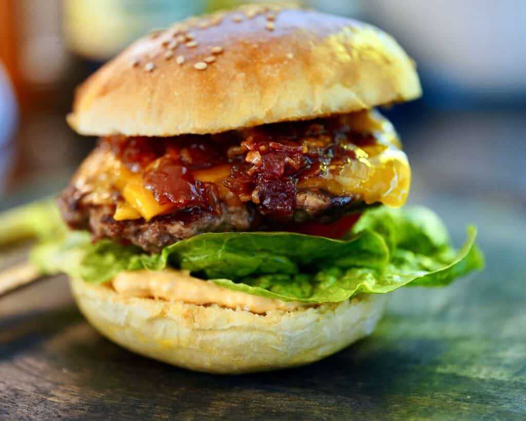 Hjemmelavet burger med lækre karamelliserede løg og bacon