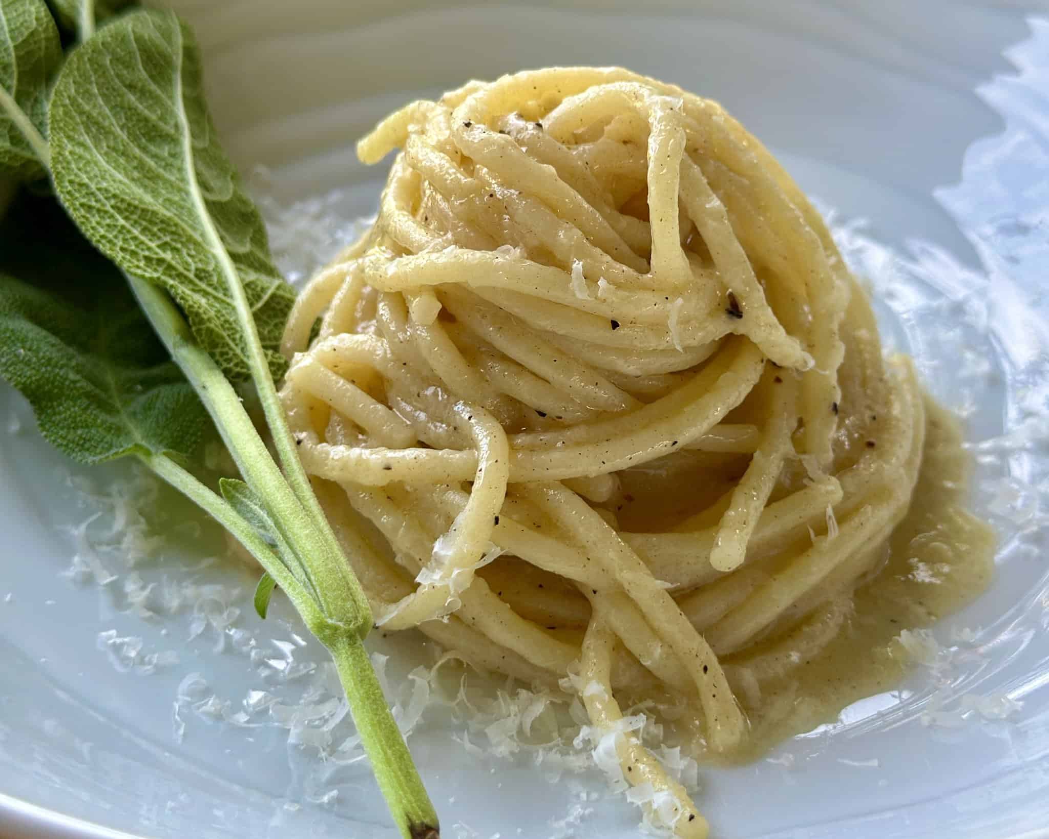 Opskrift på pasta med salviesmør - cremet lækker pastaret på under 15 minutter.