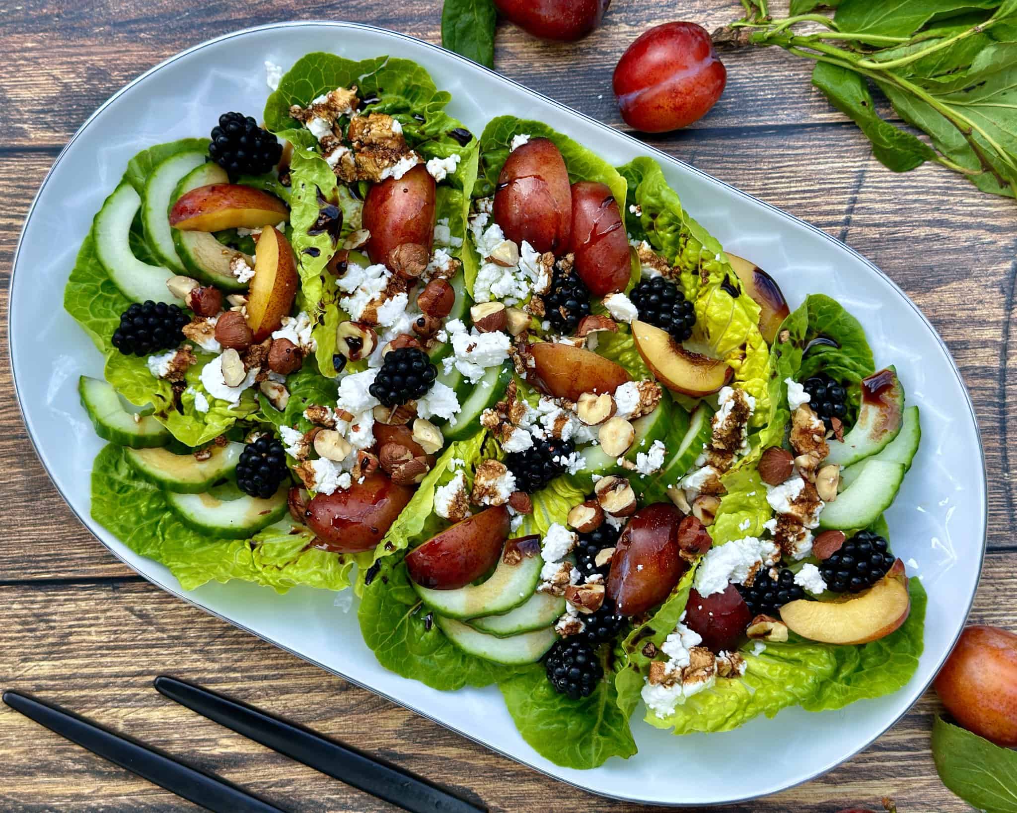 Opskrift på frisk blommesalat med brombær, feta og avocado