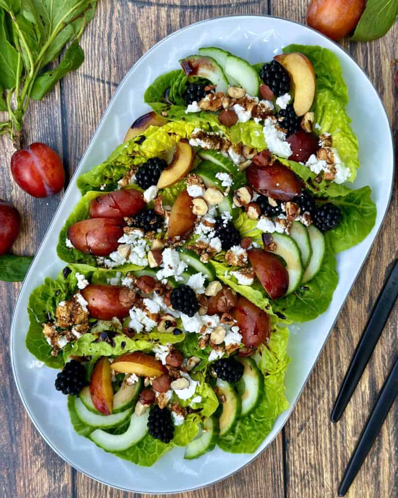 Blommesalat - nem opskrift på frisk og sprød efterårssalat med blommer, brombær og feta