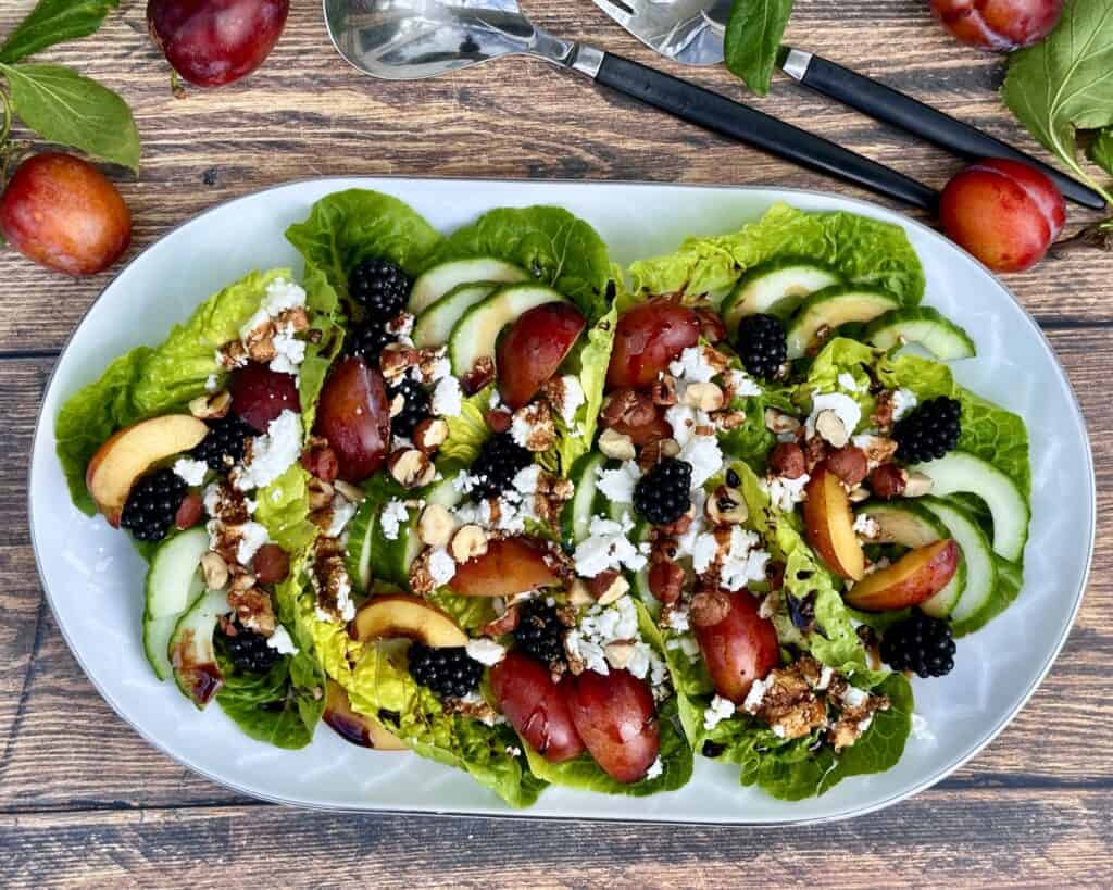 Blommesalat - opskrift på smuk efterårssalat med blommer, brombær og feta