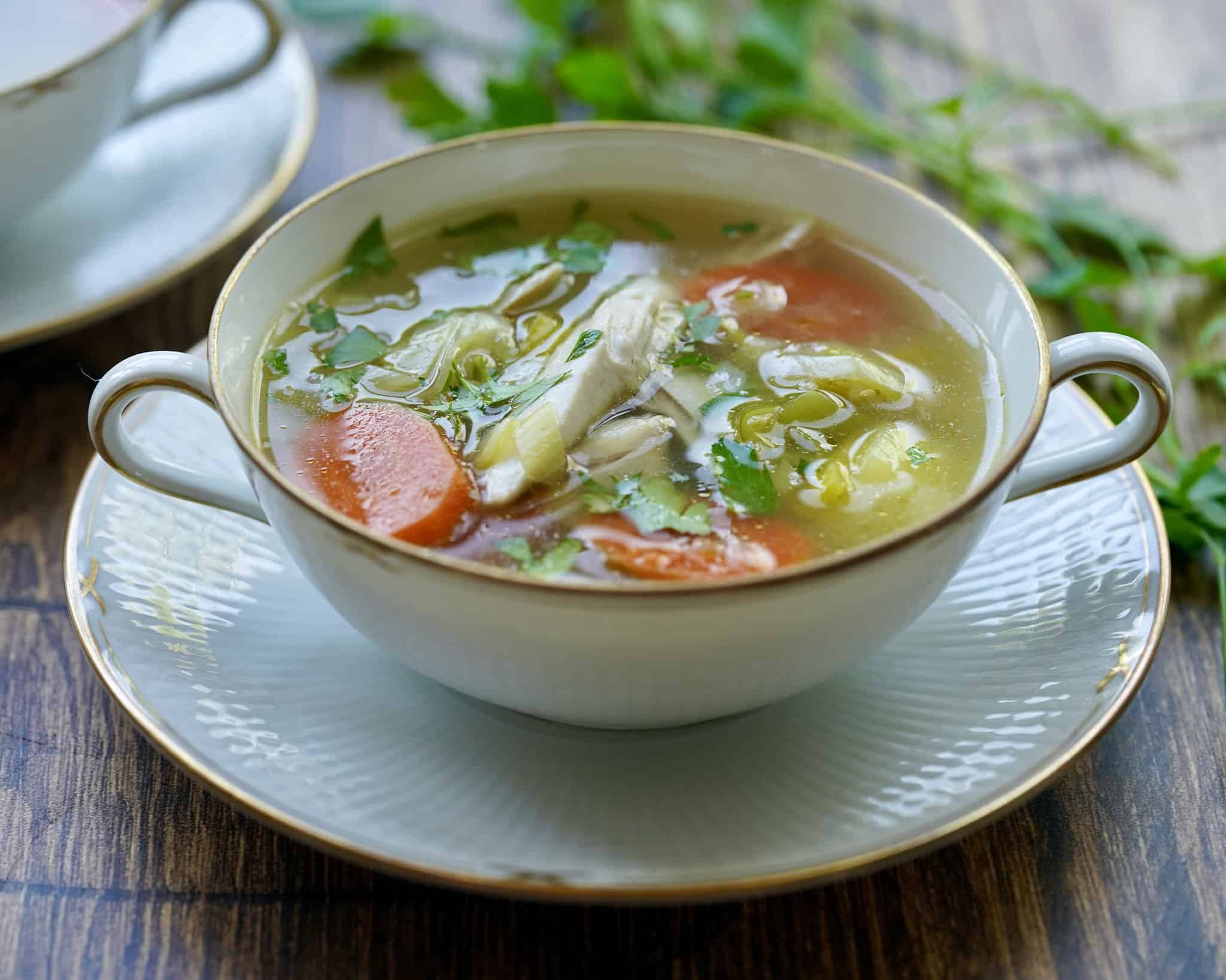 Opskrift på hjemmelavet hønsekødssuppe du kan lave med høne eller kylling.