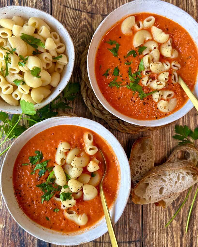 Hjemmelavet tomatsuppe serveret med pasta