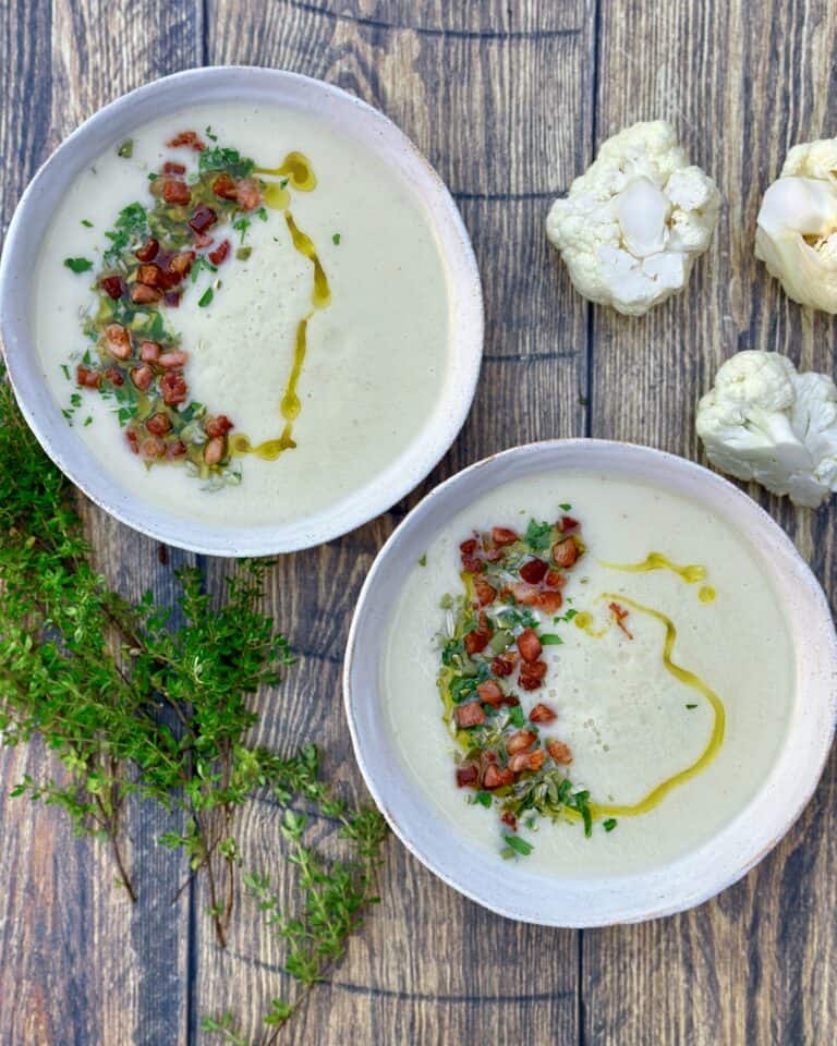 Nem opskrift på hjemmelavet blomkålssuppe med sprød bacon.