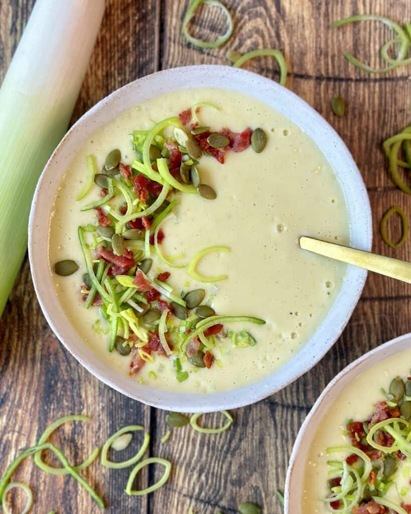 Cremet kartoffelsuppe med porrer og sprød bacon