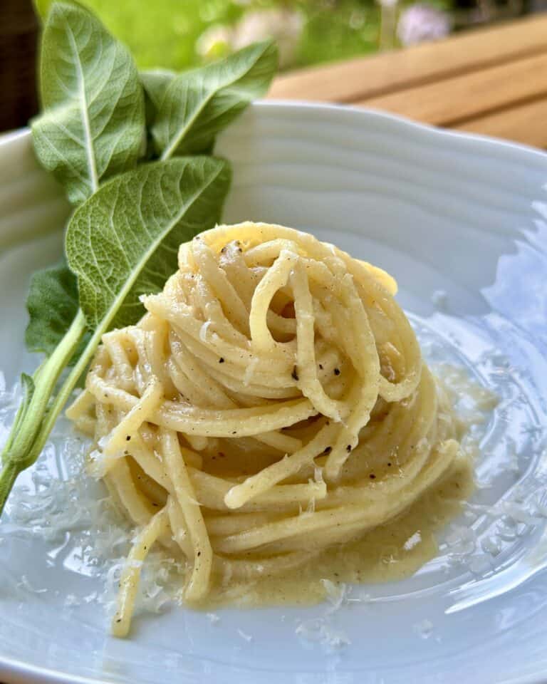 Nem og hurtig opskrift på pasta med salviesmør