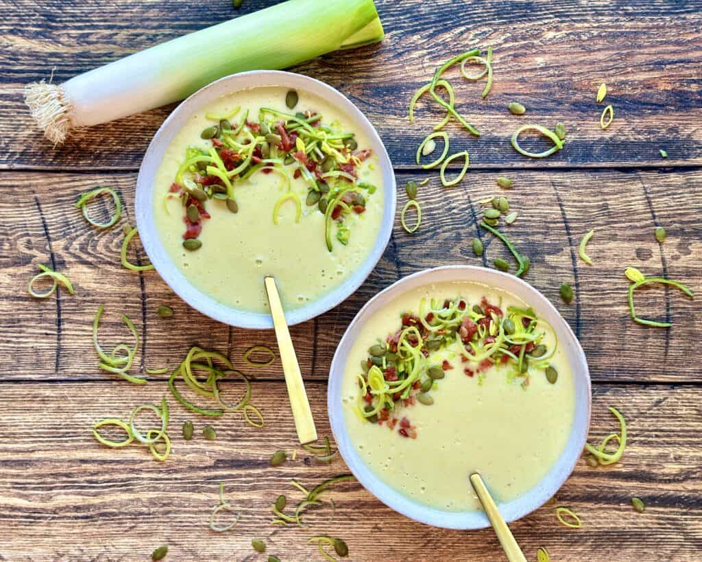 Cremet kartoffelsuppe med porrer og sprød bacon