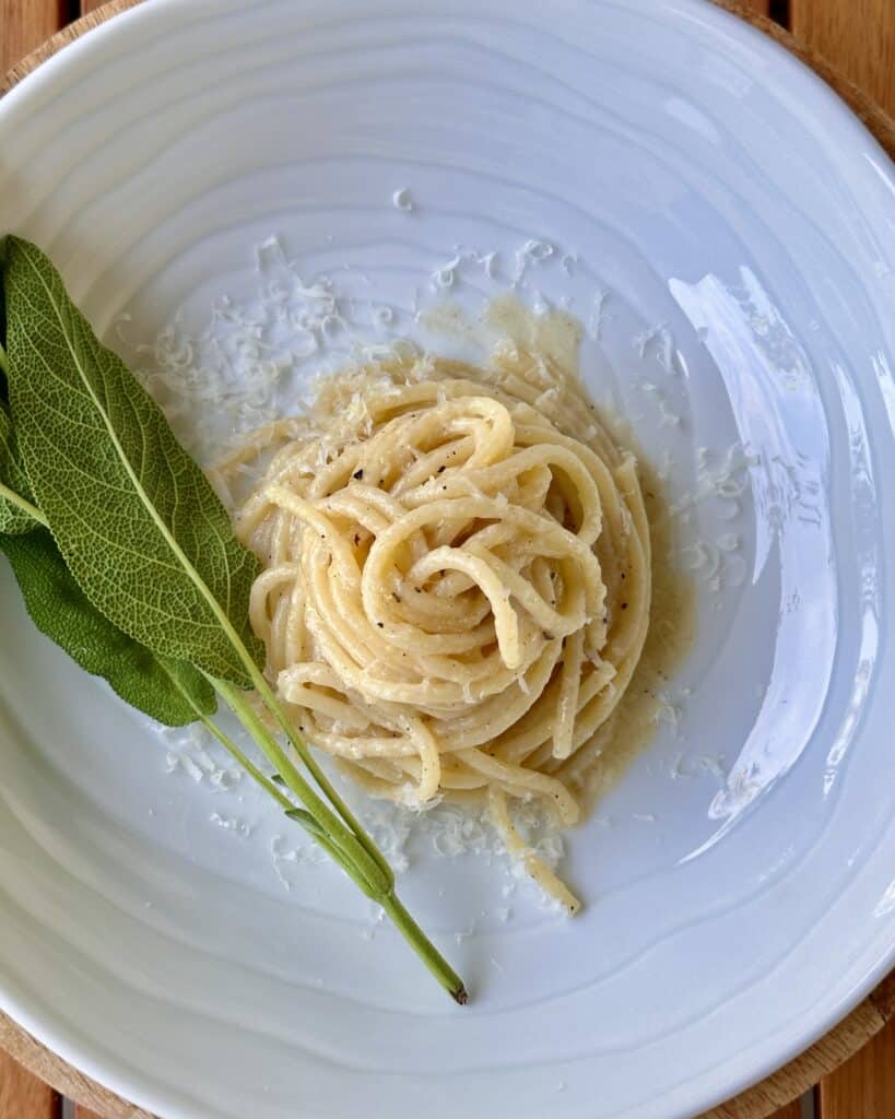 Nem og hurtig opskrift på pasta med salviesmør