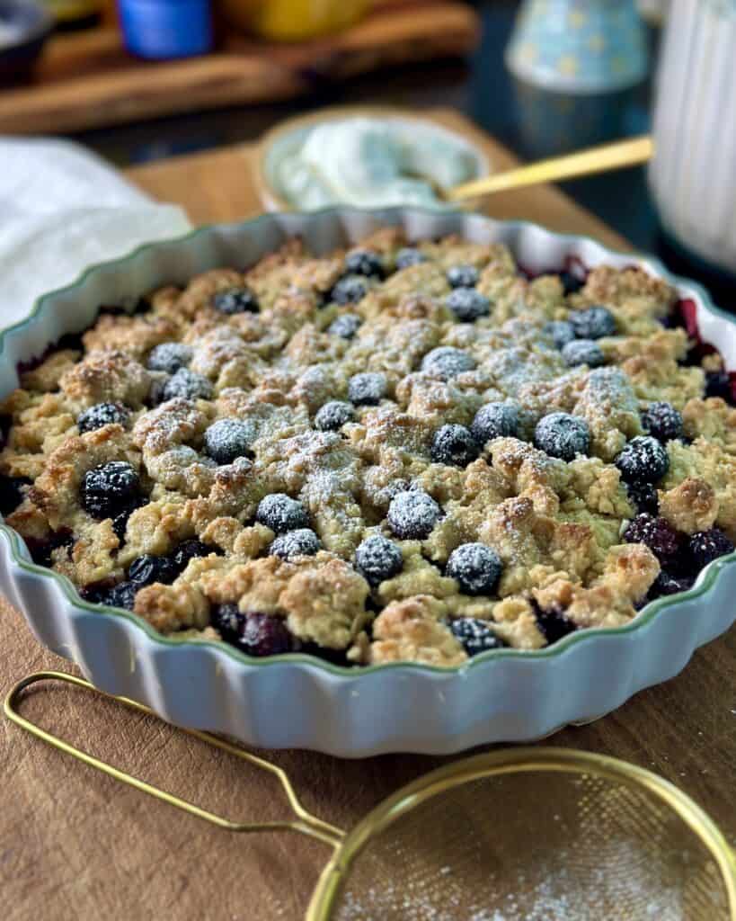 Opskrift på sprød og lækker blåbærcrumble