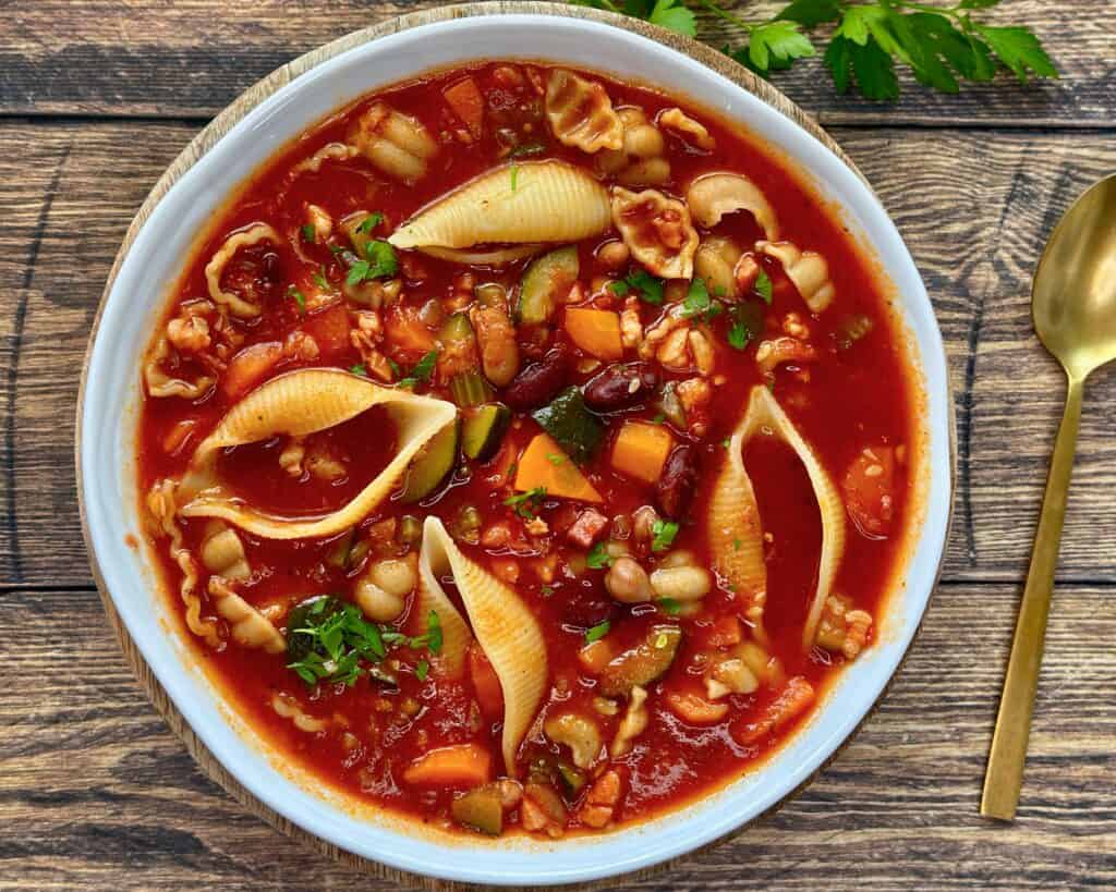Minestronesuppe - Fyldig italiensk suppe med pasta