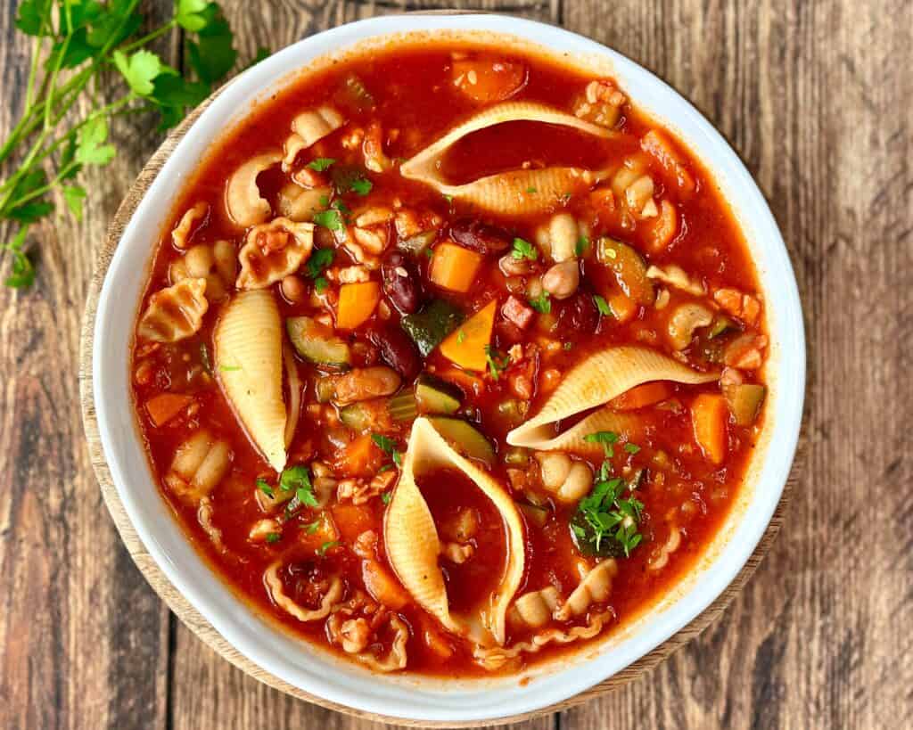 Minestronesuppe - opskrift på fyldig minestrone med pasta