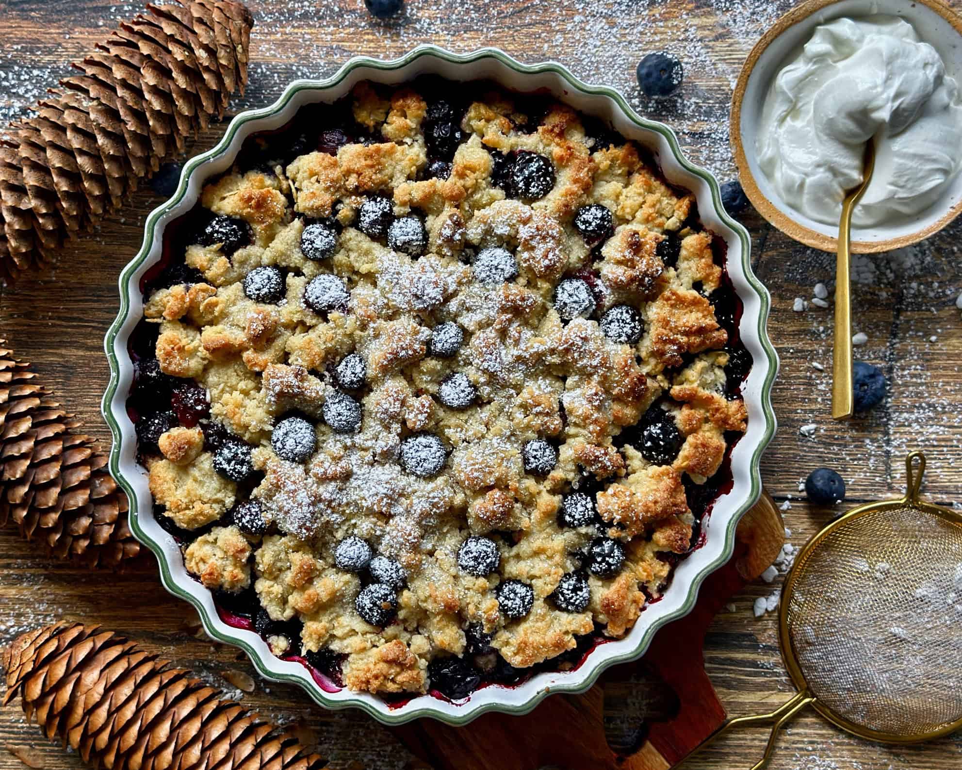 Opskrift på lækker hjemmelavet blåbær crumble