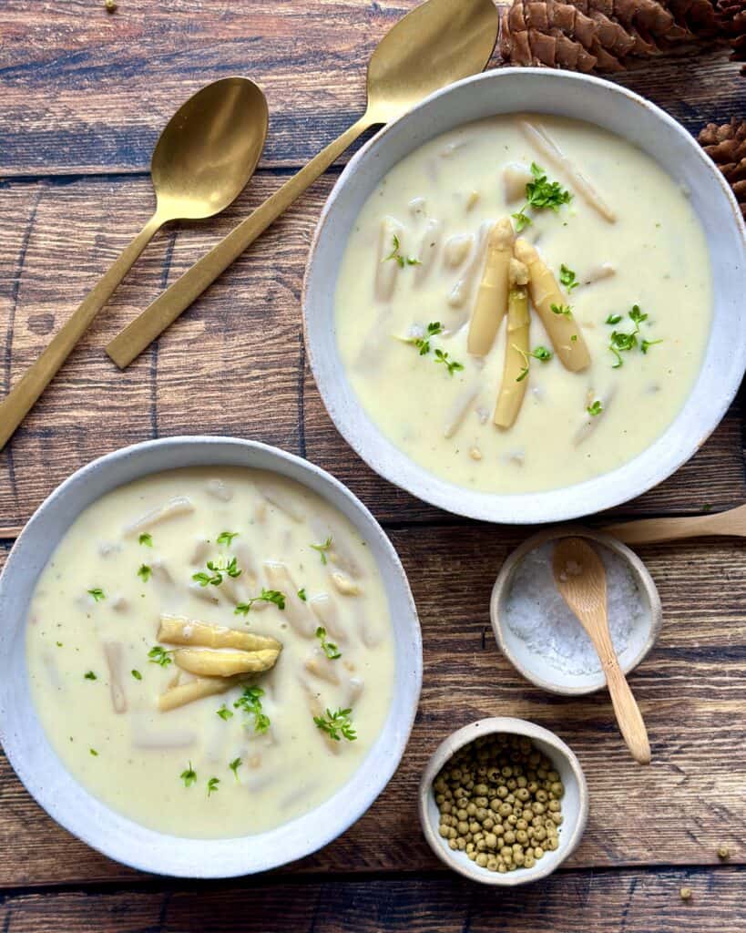 Aspargessuppe - hjemmelavet aspargessuppe serveret i skåle